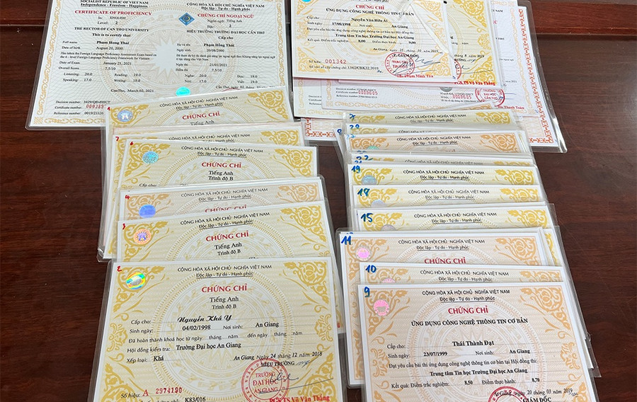 Số bằng Đại học và Chứng chỉ ngoại ngữ, tin học giả thu giữ. (Ảnh: Tiến Tầm) Số bằng Đại học và Chứng chỉ ngoại ngữ, tin học giả thu giữ. (Ảnh: Tiến Tầm)