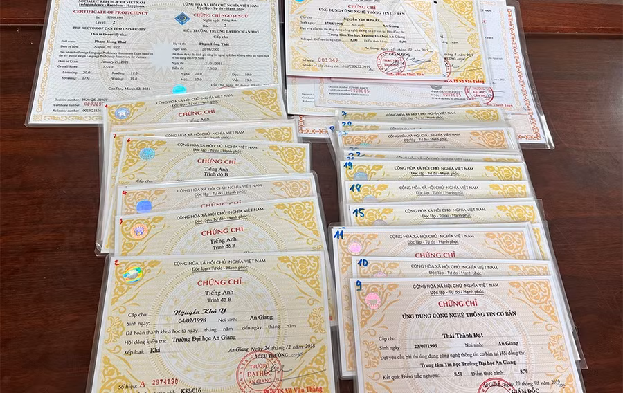 Số bằng Đại học và Chứng chỉ ngoại ngữ, tin học giả thu giữ. (Ảnh: Tiến Tầm)
