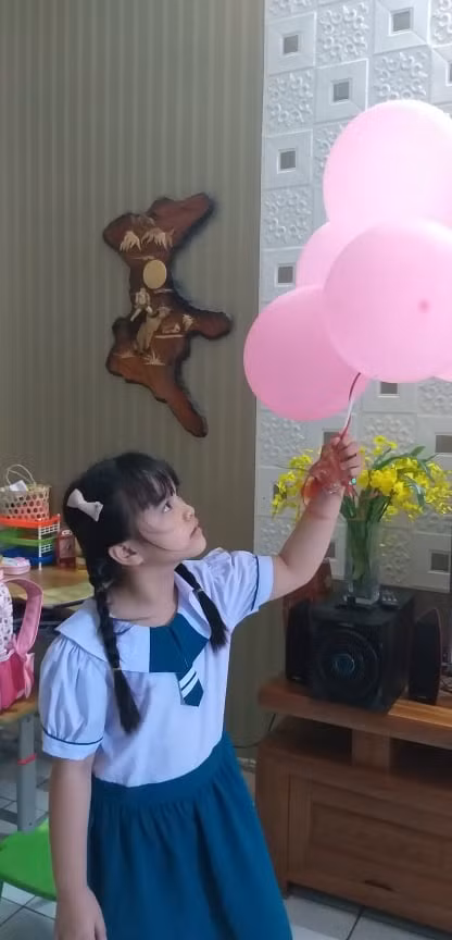 Học sinh lớp Một đón khai giảng tại nhà với đồng phục mới