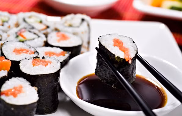 Nhớ các quy tắc ăn uống sẽ giúp bạn giữ được hình ảnh của một vị khách lịch sự khi tới Nhật Bản. Ảnh: Bfeedme.com