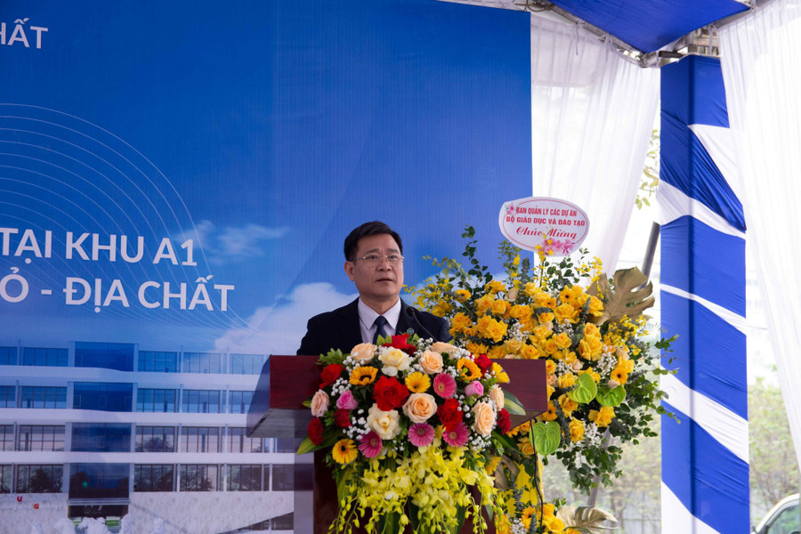 GS.TS Trần Thanh Hải, Hiệu trưởng ĐH Mỏ- Địa chất phát biểu tại lễ khởi công. GS.TS Trần Thanh Hải, Hiệu trưởng ĐH Mỏ- Địa chất phát biểu tại lễ khởi công.