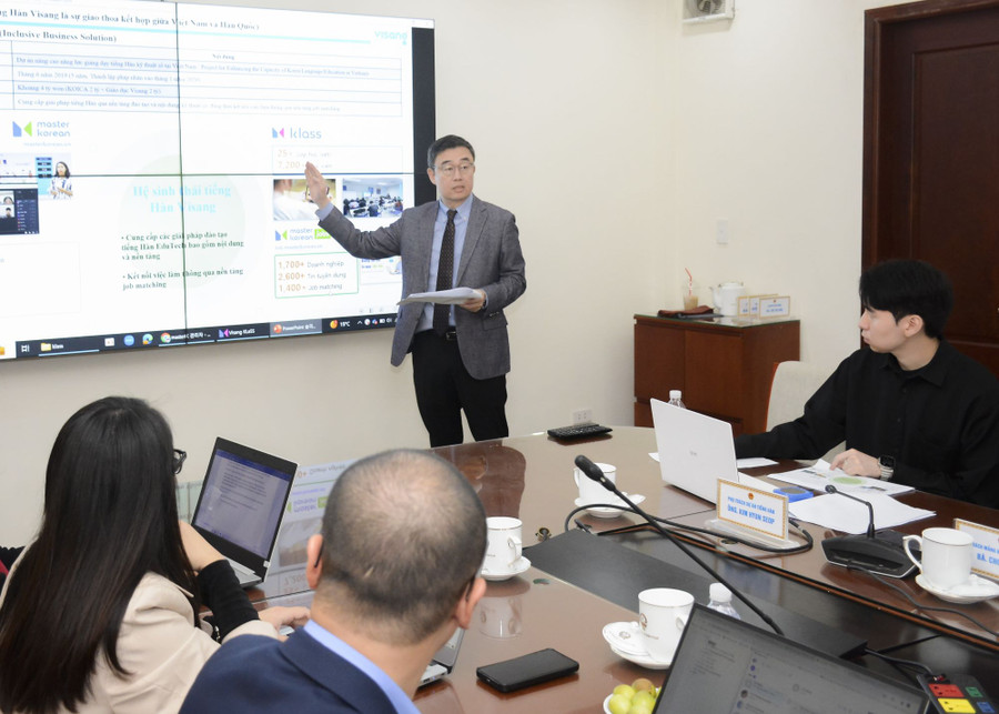 Ông No Jung IL, Giám đốc chiến lược của Visang, trình bày về Đề án hợp tác quốc gia. Ông No Jung IL, Giám đốc chiến lược của Visang, trình bày về Đề án hợp tác quốc gia.
