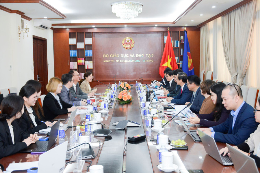 Quang cảnh buổi làm việc. Quang cảnh buổi làm việc.
