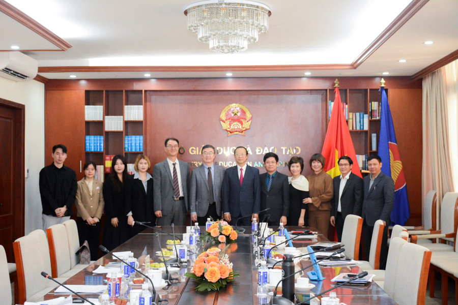 Các đại biểu chụp ảnh lưu niệm tại buổi làm việc. Các đại biểu chụp ảnh lưu niệm tại buổi làm việc.