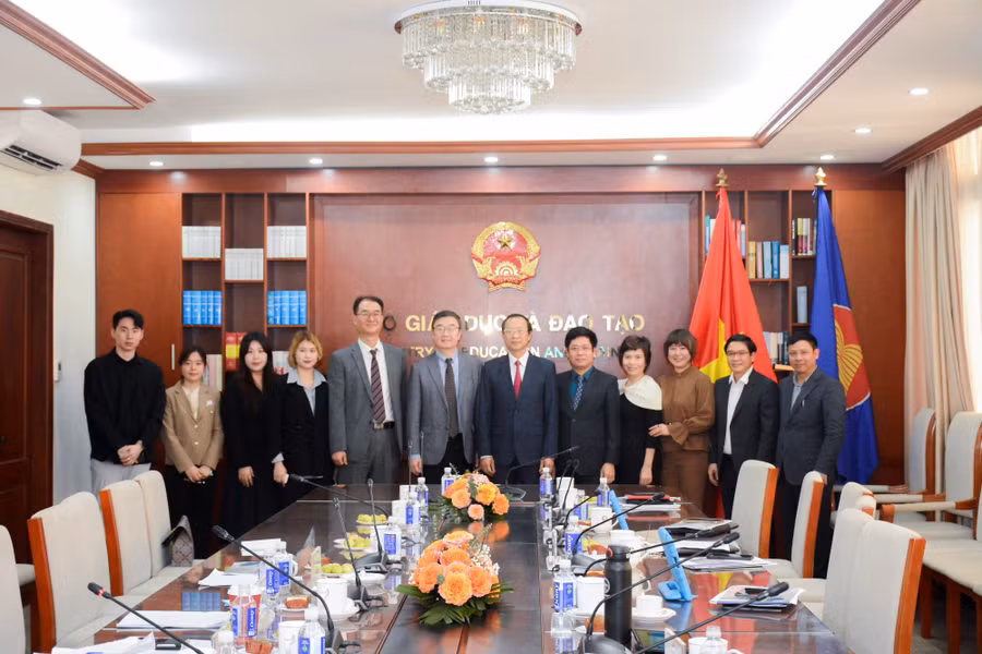 Các đại biểu chụp ảnh lưu niệm tại buổi làm việc.