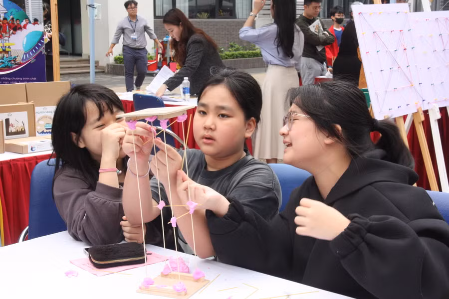 Học sinh hào hứng trải nghiệm tại Ngày hội Toán học mở cụm Hai Bà Trưng - Hà Nội 2024. Học sinh hào hứng trải nghiệm tại Ngày hội Toán học mở cụm Hai Bà Trưng - Hà Nội 2024.