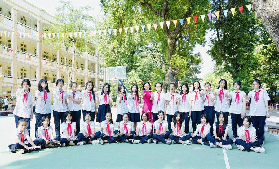 Cô Nguyễn Thị Nhin và học trò lớp 7A0 năm học 2022-2023. Cô Nguyễn Thị Nhin và học trò lớp 7A0 năm học 2022-2023.