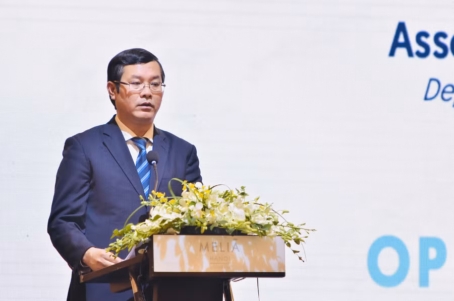 Thứ trưởng Bộ GD&ĐT Nguyễn Văn Phúc phát biểu tại Hội thảo.