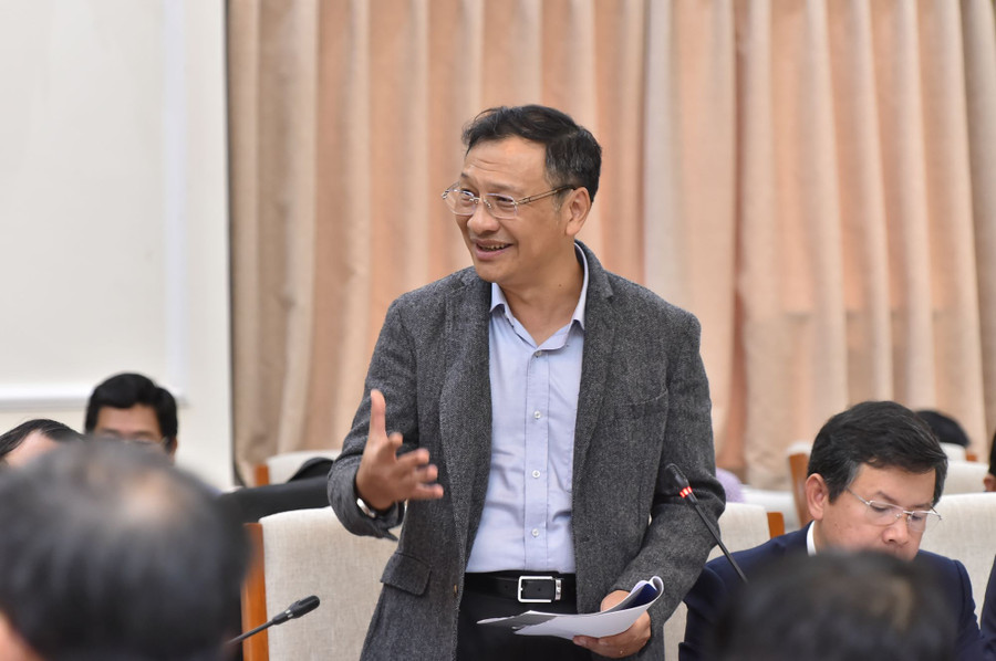 Đại biểu tham luận tại hội thảo.