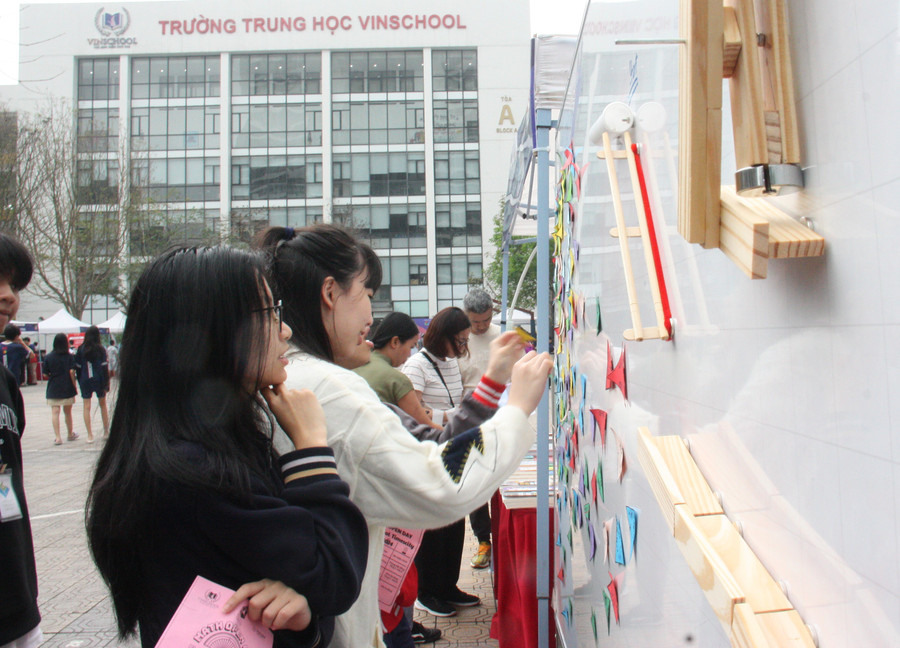 Học sinh trải nghiệm, tìm hiểu về các ứng dụng toán học. Học sinh trải nghiệm, tìm hiểu về các ứng dụng toán học.