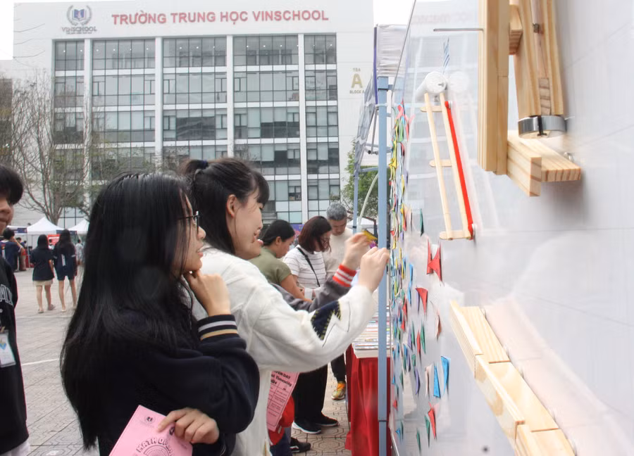 Học sinh trải nghiệm, tìm hiểu về các ứng dụng toán học. Học sinh trải nghiệm, tìm hiểu về các ứng dụng toán học.