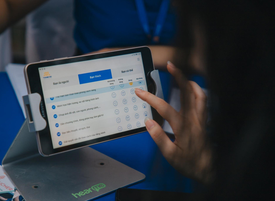 Thí sinh làm bài trắc nghiệm hướng nghiệp tại gian tư vấn của Trường Đại học Thành Đô. Thí sinh làm bài trắc nghiệm hướng nghiệp tại gian tư vấn của Trường Đại học Thành Đô.