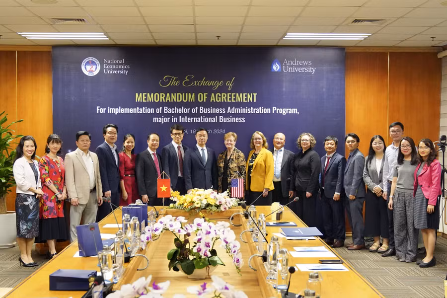 Các đại biểu tham dự buổi lễ cùng chụp ảnh lưu niệm. Các đại biểu tham dự buổi lễ cùng chụp ảnh lưu niệm.