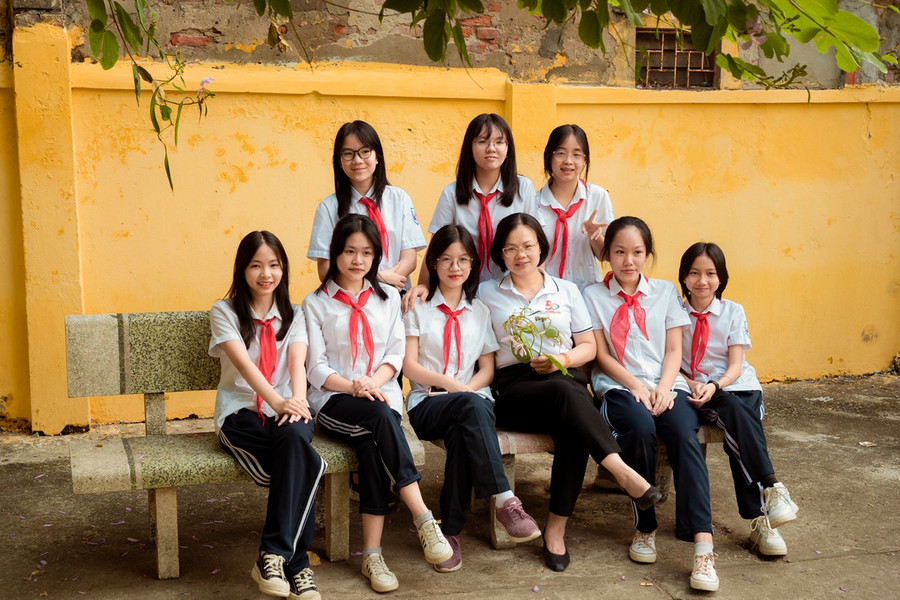 Cô Nguyễn Thị Nhin và học trò. Cô Nguyễn Thị Nhin và học trò.