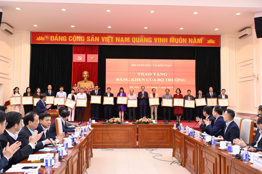 Thứ trưởng Bộ GD&ĐT Phạm Ngọc Thưởng trao Bằng khen cho các tập thể, cá nhân. Thứ trưởng Bộ GD&ĐT Phạm Ngọc Thưởng trao Bằng khen cho các tập thể, cá nhân.