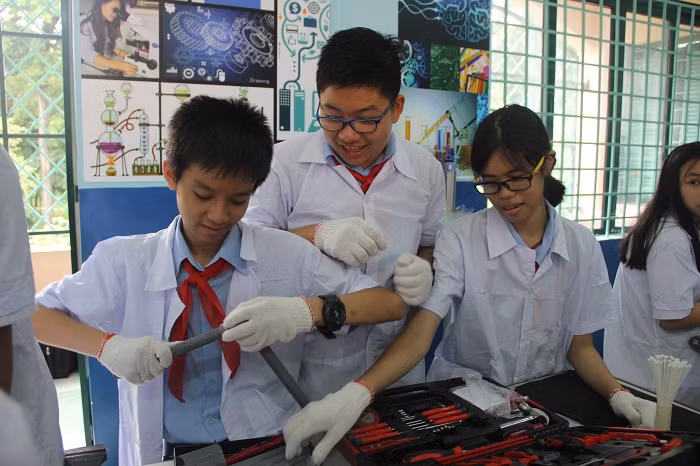 Học sinh đang thực hành tại phòng STEAM