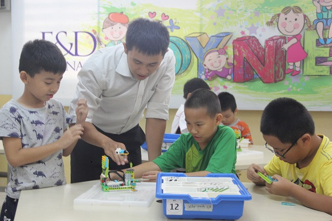 Học sinh tiểu học trong giờ sinh hoạt CLB Robotics