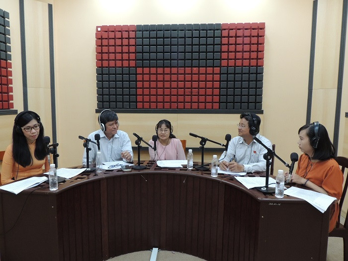 Các khách mời tham gia buổi đối thoại trực tiếp tại VOH