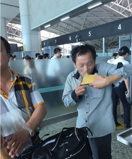Nốc cạn chai rượu “tráng dương” trước khi bay vì... tiếc của