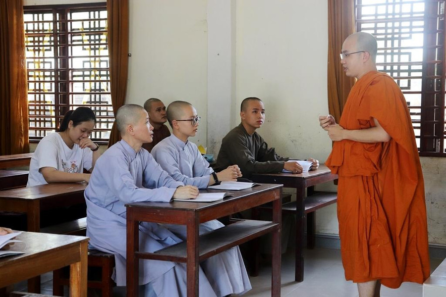 Toàn cảnh lớp luyện thi miễn phí môn Ngữ văn do sư thầy Minh Giải đứng lớp.