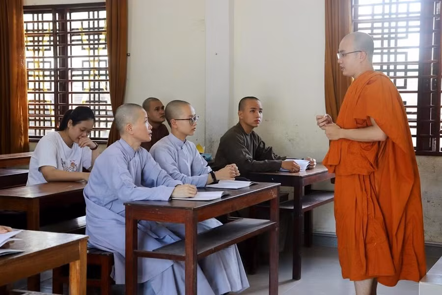 Toàn cảnh lớp luyện thi miễn phí môn Ngữ văn do sư thầy Minh Giải đứng lớp.