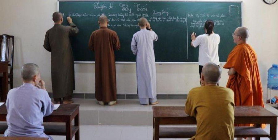 Sư thầy và các học viên cùng nhau giải bài.