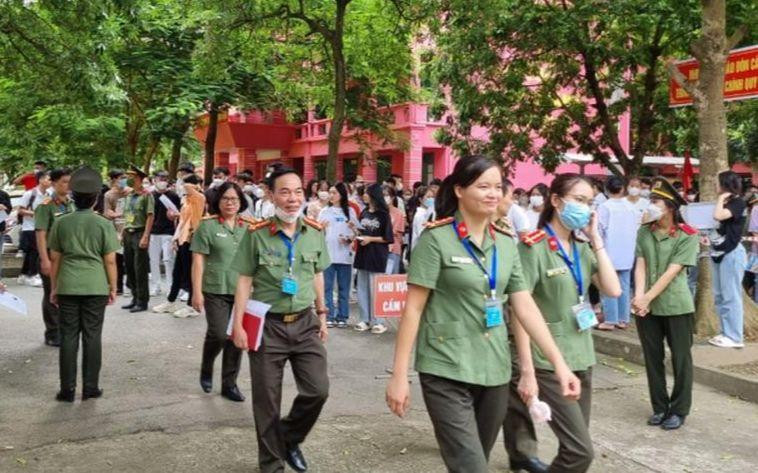 Cán bộ phục vụ kỳ thi tại Hội đồng thi Học viện Chính trị CAND. Ảnh: Anh Tú. Cán bộ phục vụ kỳ thi tại Hội đồng thi Học viện Chính trị CAND. Ảnh: Anh Tú.