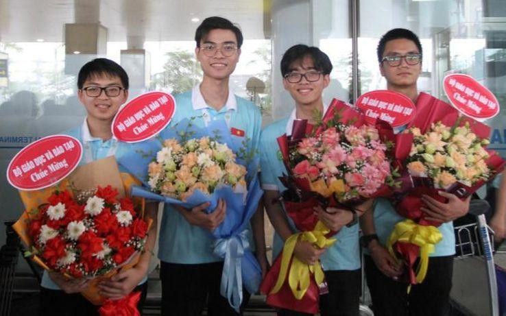 4 thí sinh của đội tuyển Olympic Sinh học quốc tế. 4 thí sinh của đội tuyển Olympic Sinh học quốc tế.