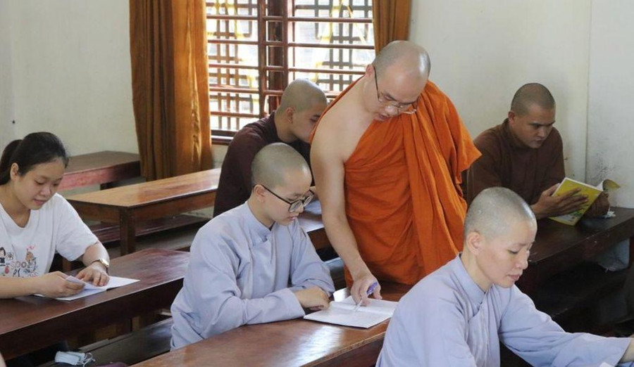 Luôn có sự trao đổi giữa người học và người dạy, liên hệ thực tế và tạo không khí thoải mái khi học là cách dạy của sư thầy Minh Giải.