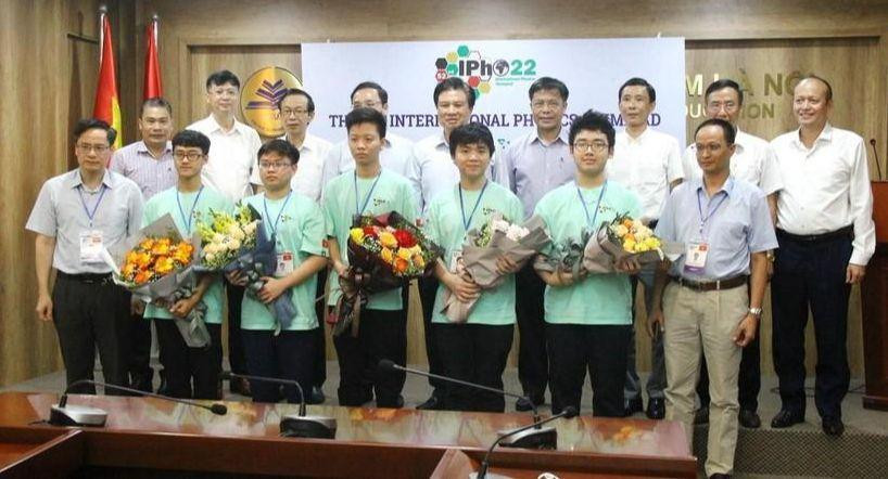 Thứ trưởng Bộ GD&ĐT Nguyễn Hữu Độ và Hiệu trưởng Trường ĐHSP Hà Nội Nguyễn Văn Minh tặng hoa chúc mừng đội tuyển Việt Nam tham dự IPhO 2022. Thứ trưởng Bộ GD&ĐT Nguyễn Hữu Độ và Hiệu trưởng Trường ĐHSP Hà Nội Nguyễn Văn Minh tặng hoa chúc mừng đội tuyển Việt Nam tham dự IPhO 2022.