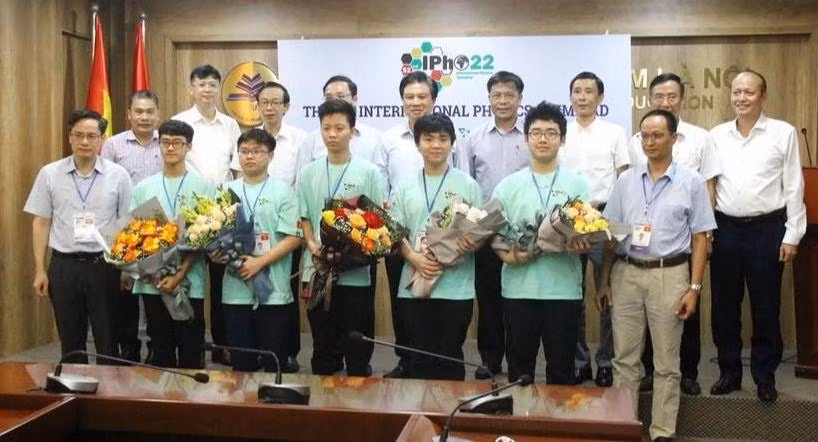 Thứ trưởng Bộ GD&amp;ĐT Nguyễn Hữu Độ và Hiệu trưởng Trường ĐHSP Hà Nội Nguyễn Văn Minh tặng hoa chúc mừng đội tuyển Việt Nam tham dự IPhO 2022.