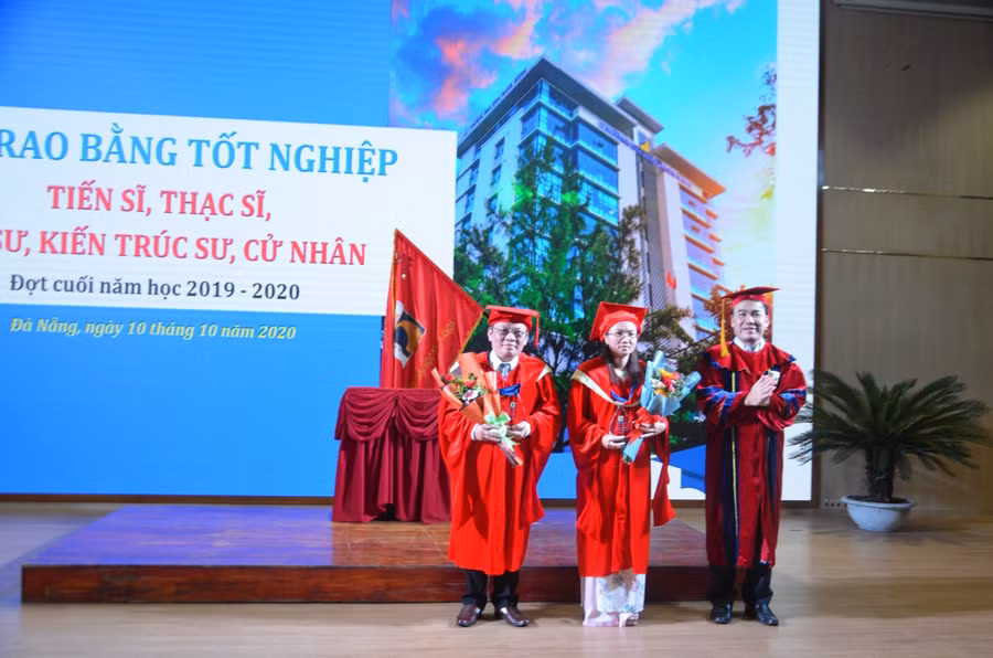 TS Phan Minh Đức – Phó Hiệu trưởng trường ĐH Bách khoa, ĐH Đà Nẵng trao bằng cho 2 tân tiến sĩ.