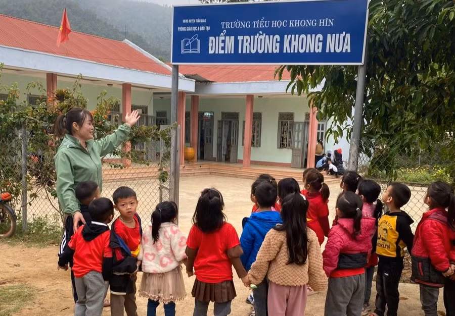 Cô giáo Trường Mầm non Không Hin dẫn trẻ đi tham quan, giới thiệu các hoạt động ở trường tiểu học. Ảnh: NVCC