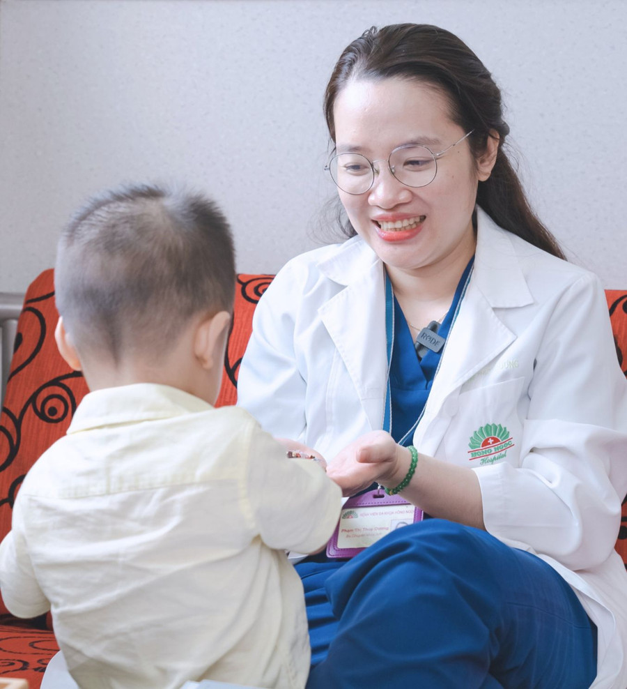 Bác sĩ Dương tâm niệm, mỗi ca hỗ trợ sinh sản thành công có 2 cuộc đời được “viết lại”. Ảnh: NVCC