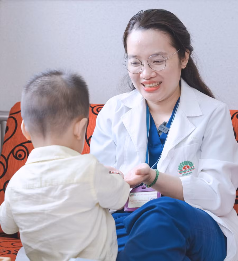 Bác sĩ Dương tâm niệm, mỗi ca hỗ trợ sinh sản thành công có 2 cuộc đời được “viết lại”. Ảnh: NVCC