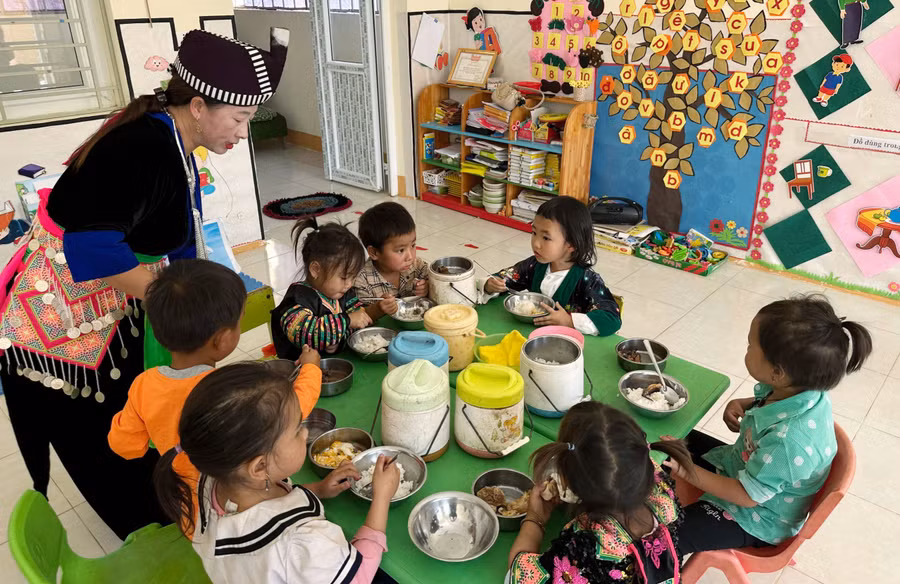 Cô trò điểm bản Huồi Mới, Trường Mầm non Tri Lễ, huyện Quế Phong, Nghệ An.