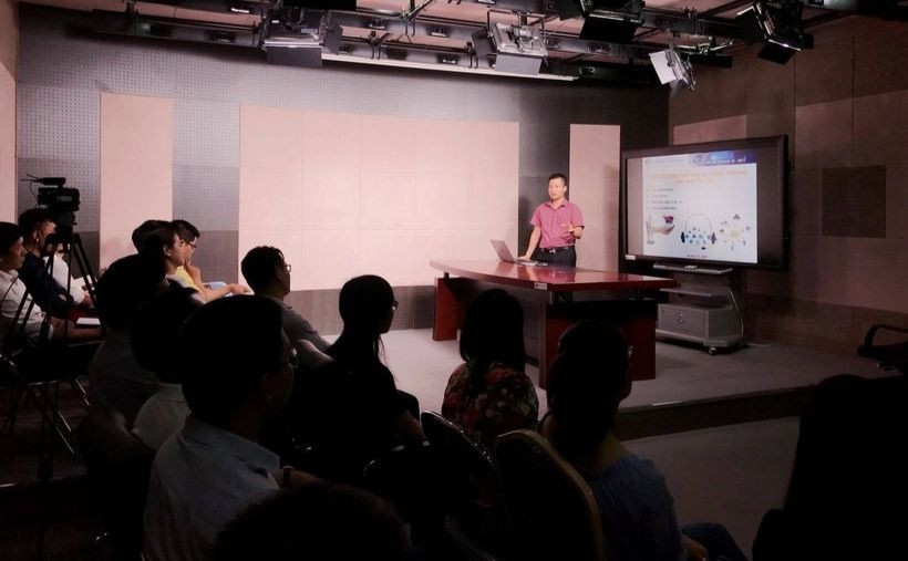 Đào tạo trực tuyến đáp ứng nhu cầu “cá nhân hóa”. Ảnh: INT Đào tạo trực tuyến đáp ứng nhu cầu “cá nhân hóa”. Ảnh: INT