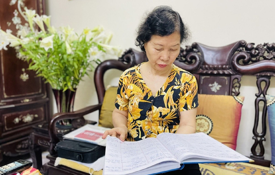 Danh sách người bệnh được bà Tuyết ghi chép lại tỉ mỉ trong cuốn sổ. Ảnh: Đức Huy Danh sách người bệnh được bà Tuyết ghi chép lại tỉ mỉ trong cuốn sổ. Ảnh: Đức Huy