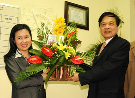 GS Lê Thị Thanh Nhàn nhận hoa chúc mừng từ lãnh đạo Đại học Thái Nguyên. Ảnh: NVCC GS Lê Thị Thanh Nhàn nhận hoa chúc mừng từ lãnh đạo Đại học Thái Nguyên. Ảnh: NVCC