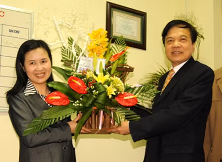 GS Lê Thị Thanh Nhàn nhận hoa chúc mừng từ lãnh đạo Đại học Thái Nguyên. Ảnh: NVCC