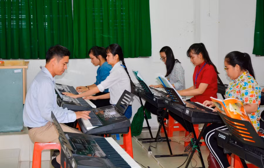 Sinh viên ngành Sư phạm Âm nhạc Trường ĐH Đồng Tháp trong giờ thực hành.