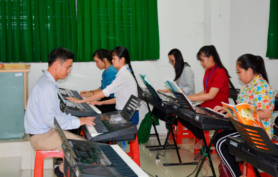 Sinh viên ngành Sư phạm Âm nhạc Trường ĐH Đồng Tháp trong giờ thực hành. Sinh viên ngành Sư phạm Âm nhạc Trường ĐH Đồng Tháp trong giờ thực hành.