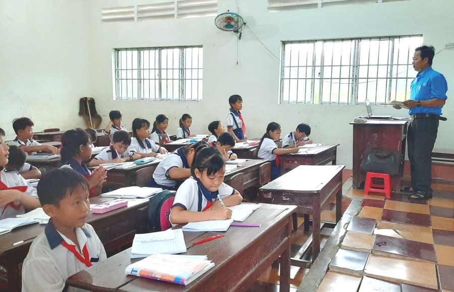 Lớp học ở điểm lẻ Đội 9 Trường Tiểu học Đỗ Thừa Luông (huyện U Minh, Cà Mau). Lớp học ở điểm lẻ Đội 9 Trường Tiểu học Đỗ Thừa Luông (huyện U Minh, Cà Mau).