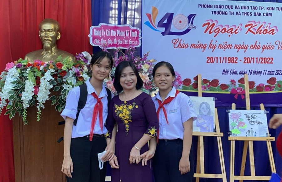 Cô Nguyễn Thị Hồng Yến (ở giữa) tự nguyện thực hiện tinh giản biên chế vào đầu năm 2022.