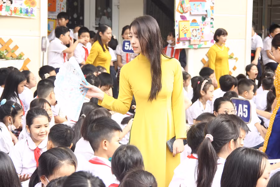 Cô trò Trường Tiểu học Vĩnh Tuy (Hai Bà Trưng, Hà Nội).