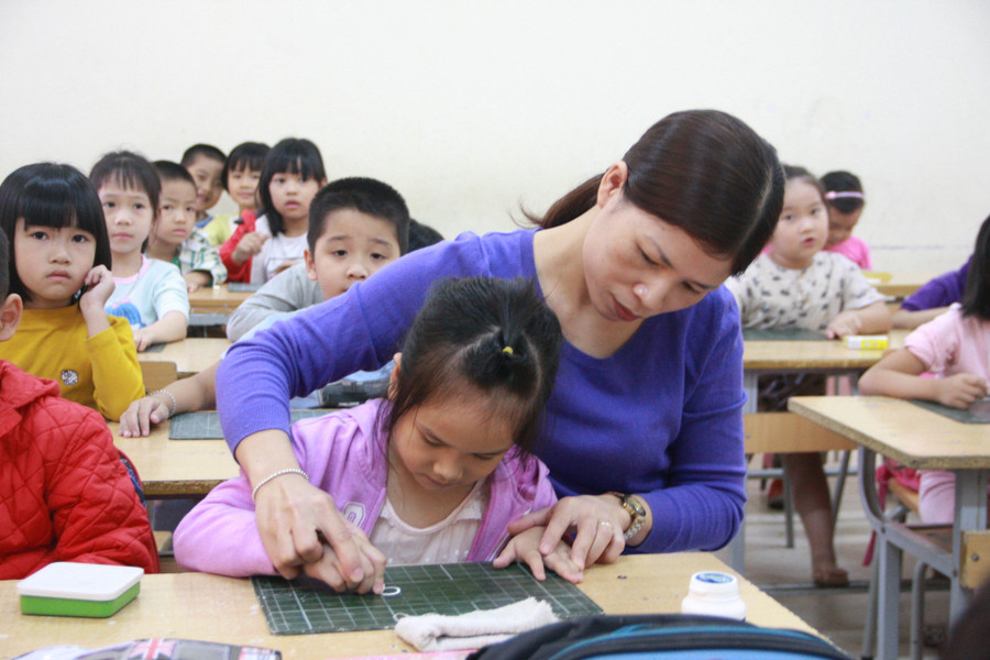 Cô trò Trường Tiểu học Đinh Tiên Hoàng (TP Việt Trì, Phú Thọ).