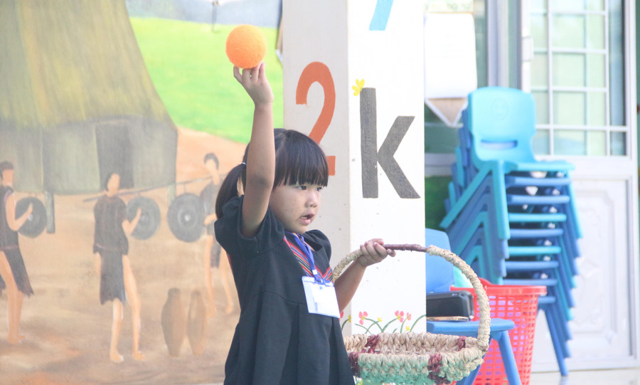 Trò chơi “Đi chợ” giúp trẻ dân tộc thiểu số mạnh dạn, tự tin và phát huy vốn tiếng Việt.