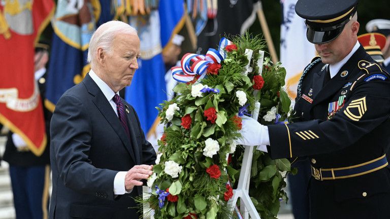 Tổng thống Mỹ Joe Biden tham gia lễ đặt vòng hoa tại Mộ Chiến sĩ Vô danh tại Nghĩa trang Quốc gia Arlington.