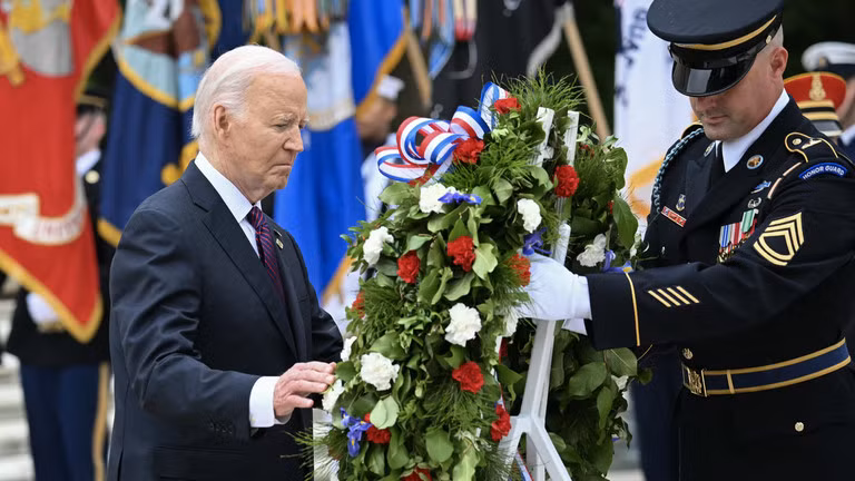 Tổng thống Mỹ Joe Biden tham gia lễ đặt vòng hoa tại Mộ Chiến sĩ Vô danh tại Nghĩa trang Quốc gia Arlington.
