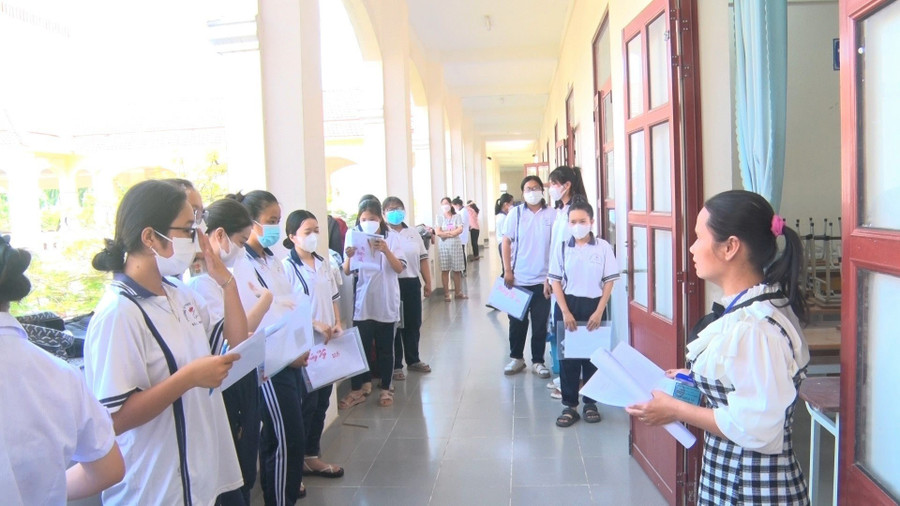 Thí sinh chuẩn bị vào phòng thi tại trường THPT Đức Hòa, tỉnh Long An. Ảnh: Nguyễn Huỳnh.